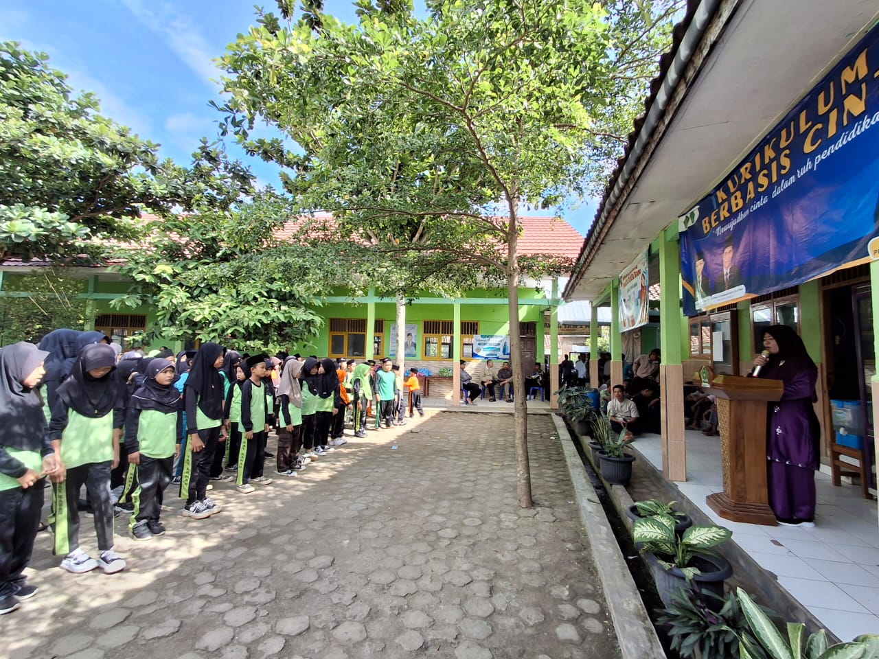 Gerakan Ayah Mengambil Rapor Warnai Pembagian Rapor Semester Ganjil di MIN 2 Way Kanan