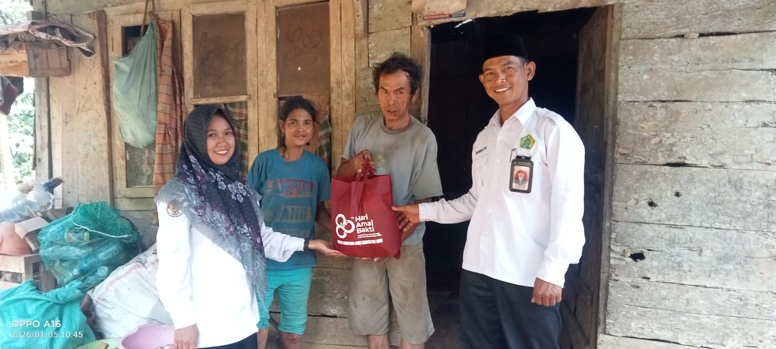 Penyuluh KUA Rebang Tangkas Salurkan Bantuan Sembako dalam Rangka HAB Kemenag ke-80