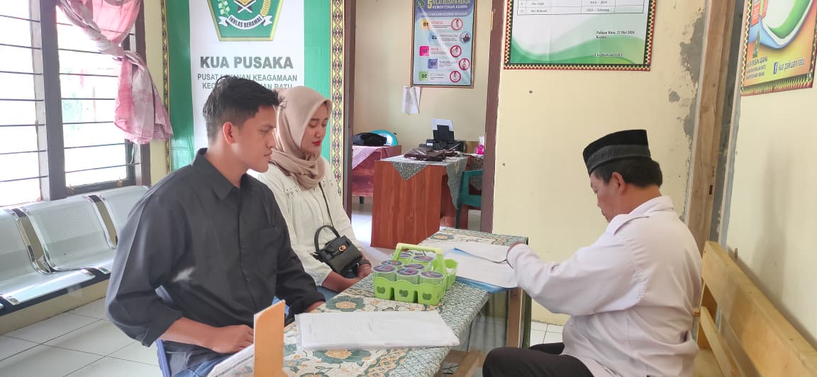 Pelayanan Publik,  Muhlasin Lakukan Pemeriksaan Berkas Nikah Menuju Pernikahan Sah dan Tertib