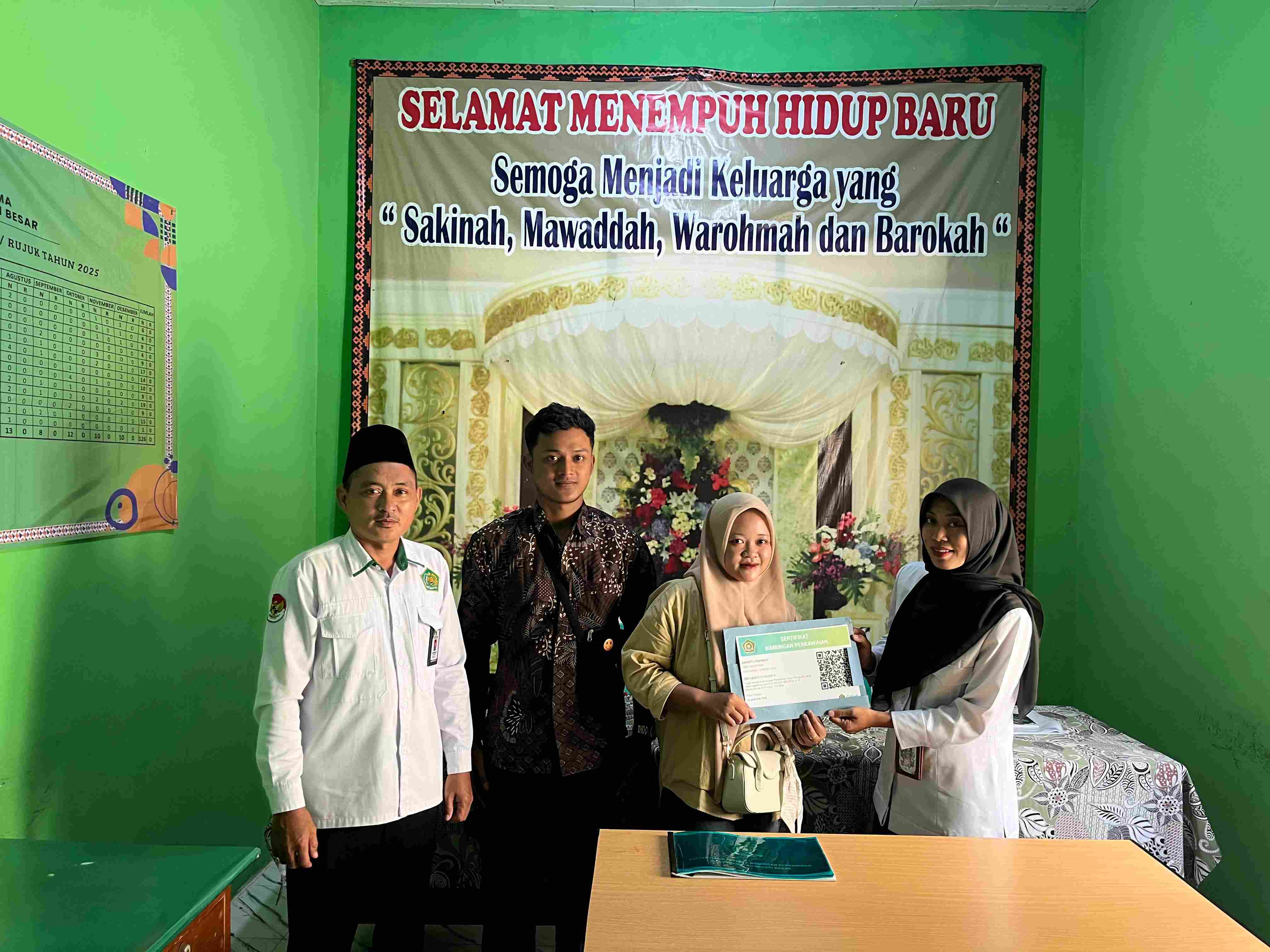 KUA Negeri Besar Tutup Bimbingan Perkawinan dengan Penyerahan Sertifikat Peserta