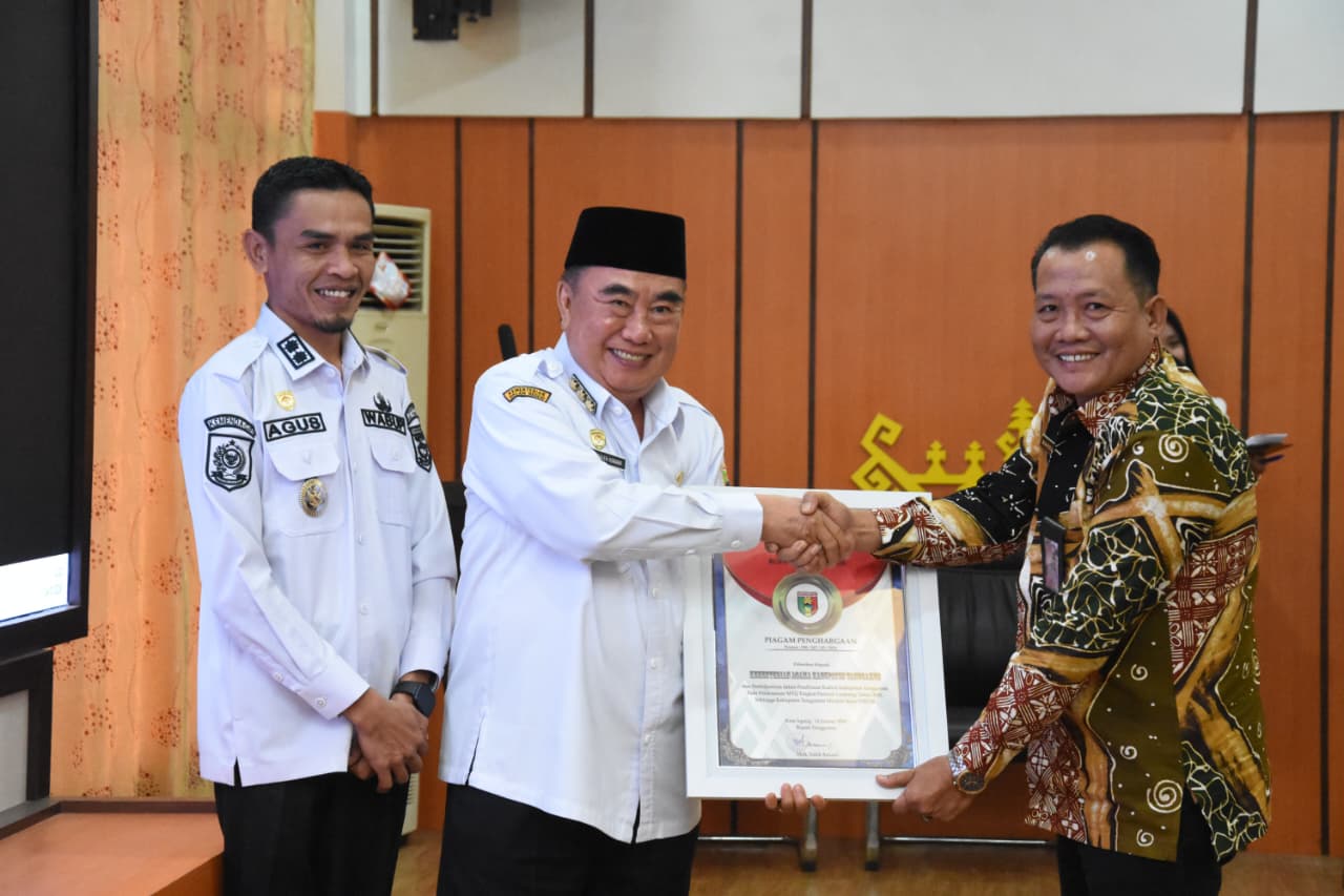 Kemenag Tanggamus Terima Penghargaan MTQ Provinsi, Kasubbag TU Mardanus Wakili Kepala Kantor