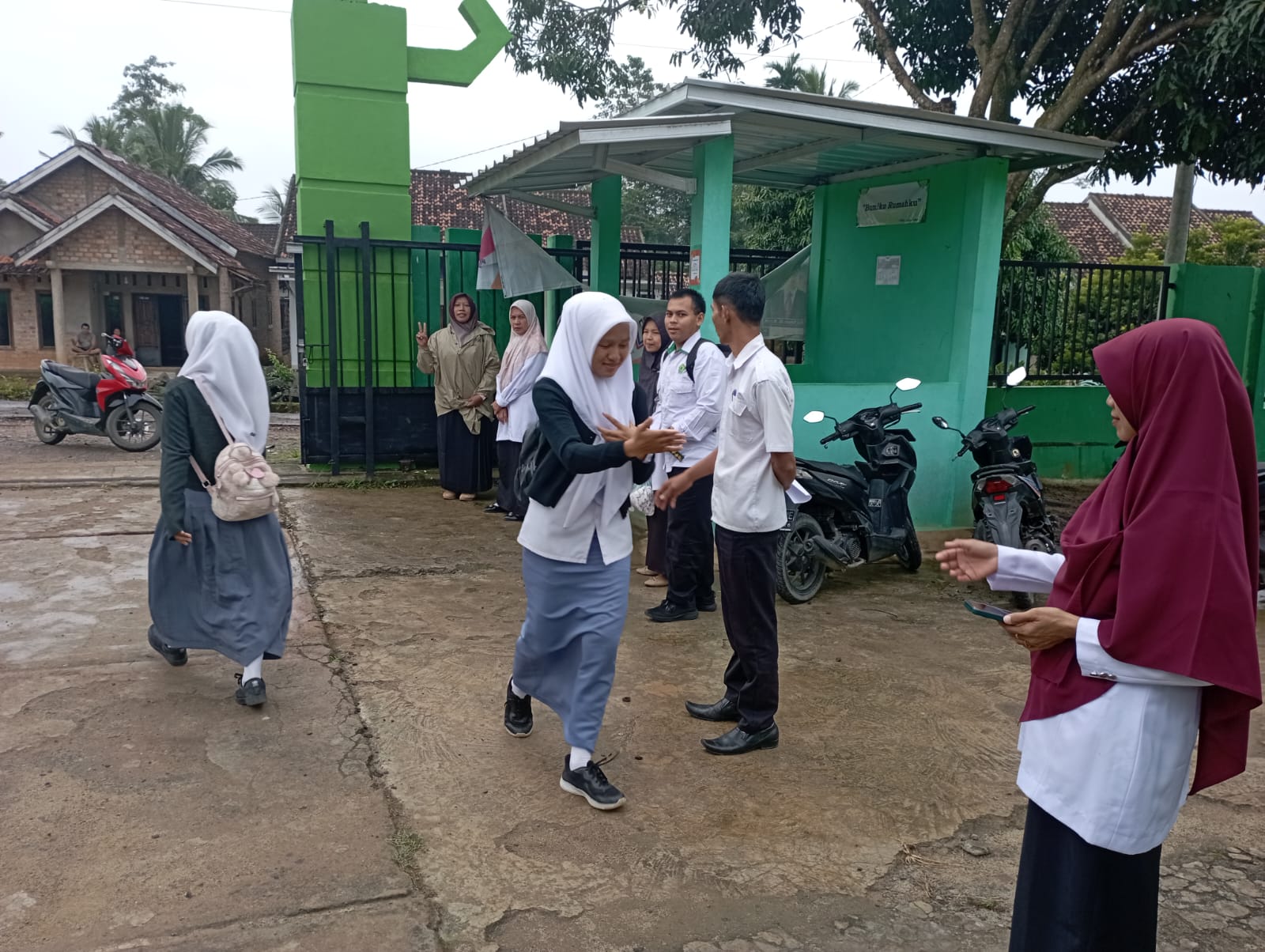 Optimalisasi Lingkungan Belajar Melalui Kegiatan Penyambutan Siswa di Gerbang MAN 1 Way Kanan
