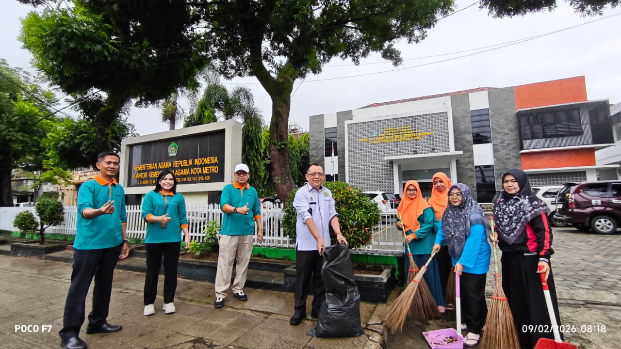 Kemenag Kota Metro Laksanakan Gerakan Bersih Bersih Serentak Selaras Ekoteologi