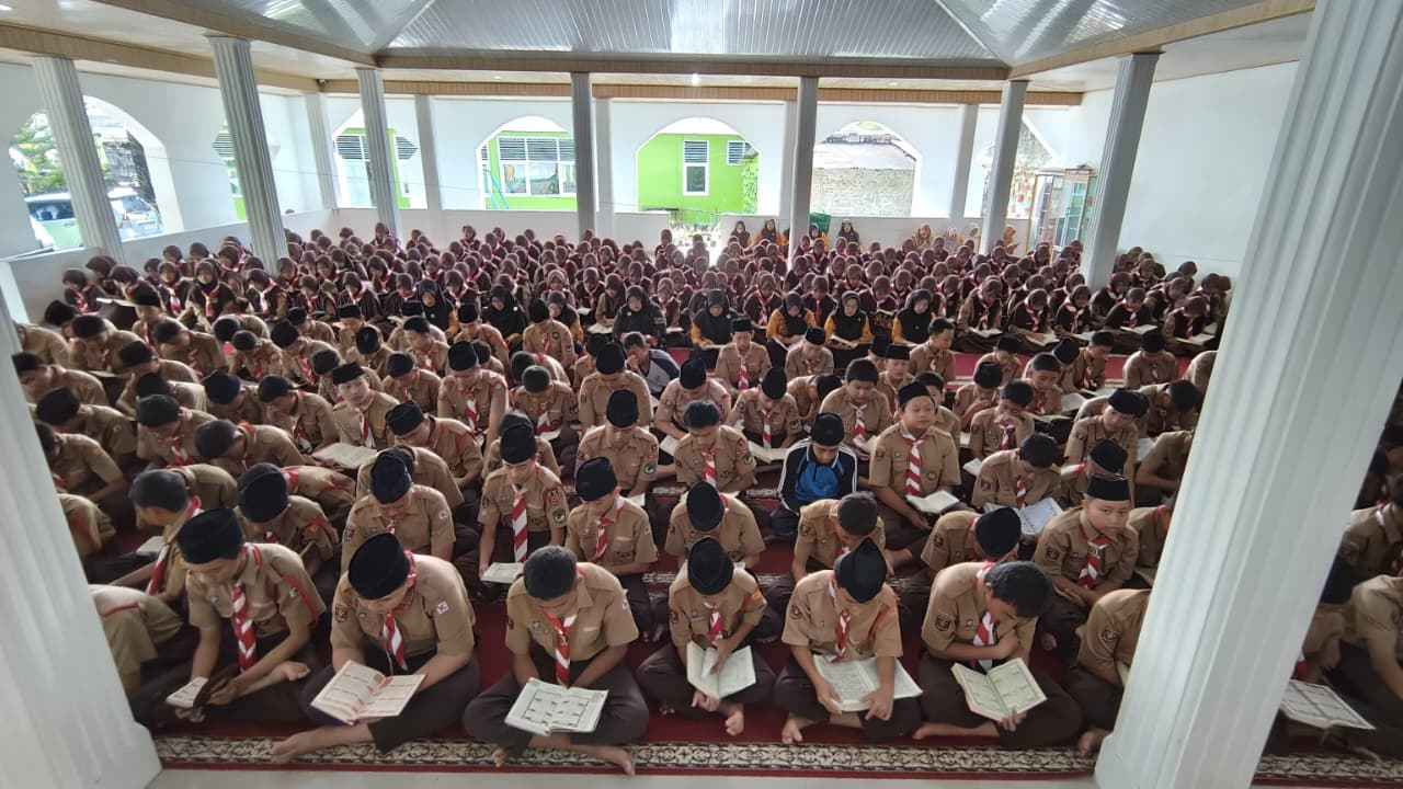 Lantunan Al-Qur’an Menggema di Masjid Nurul Ilmi, MTsN 1 Lampung Barat Ikuti Gerakan 1000x Khatam