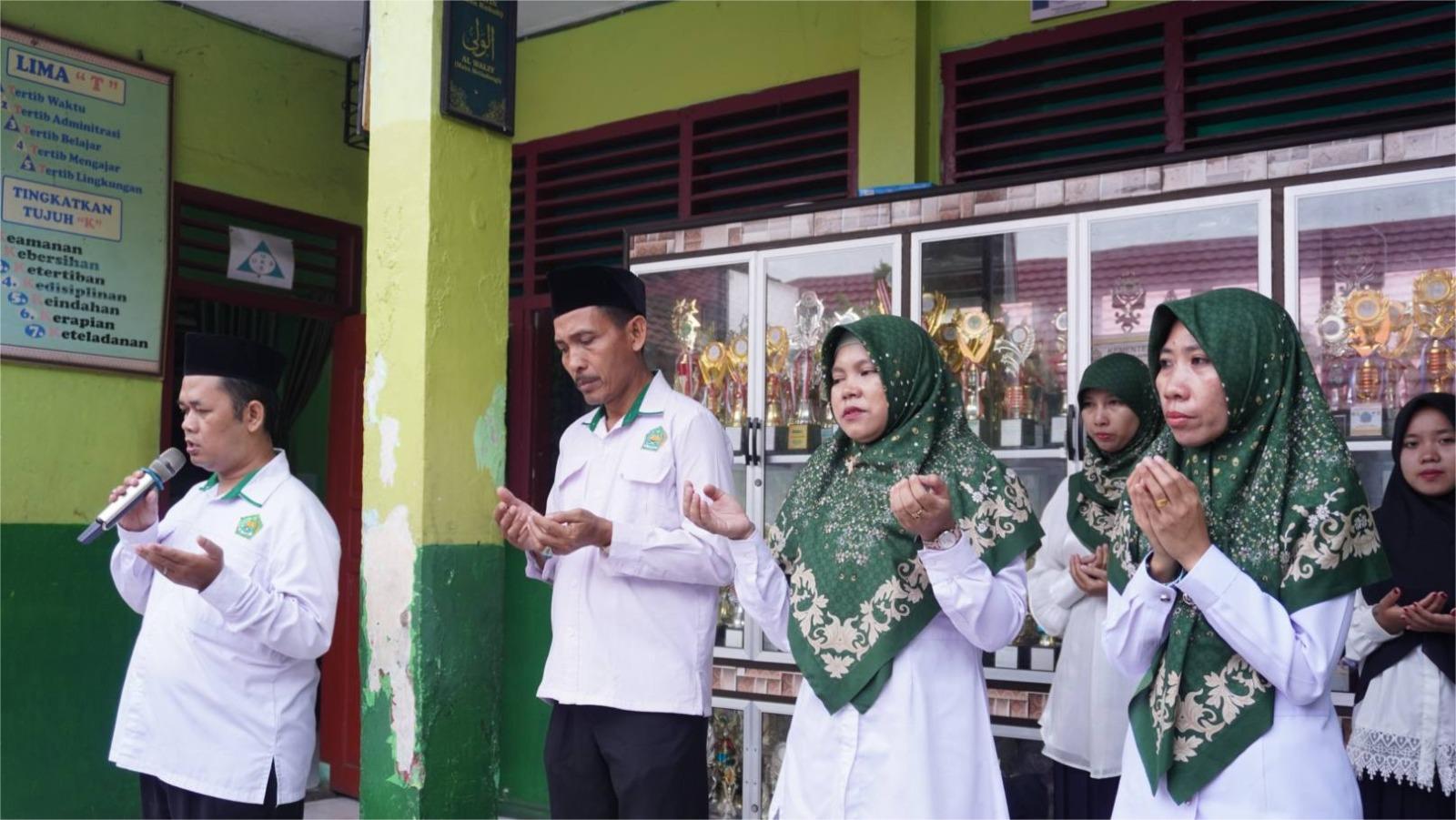 Hangat dan Penuh Kebersamaan, Siswa MIN 1 Bandar Lampung Gelar Halalbihalal Bersama Guru dan Staf