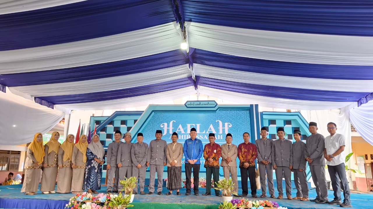Hadiri Akhirussanah YPP Nurul Muttaqin, Kepala Kemenag Tubaba Serahkan Golden Award