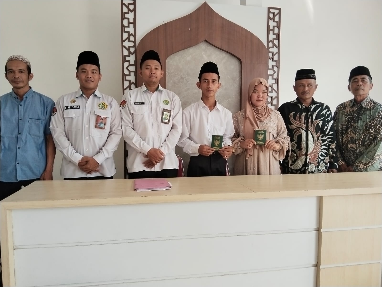 Haru Dan Khidmat, Dimas Pratama Resmi Menikahi Anisa Di Aula KUA Blambangan Umpu