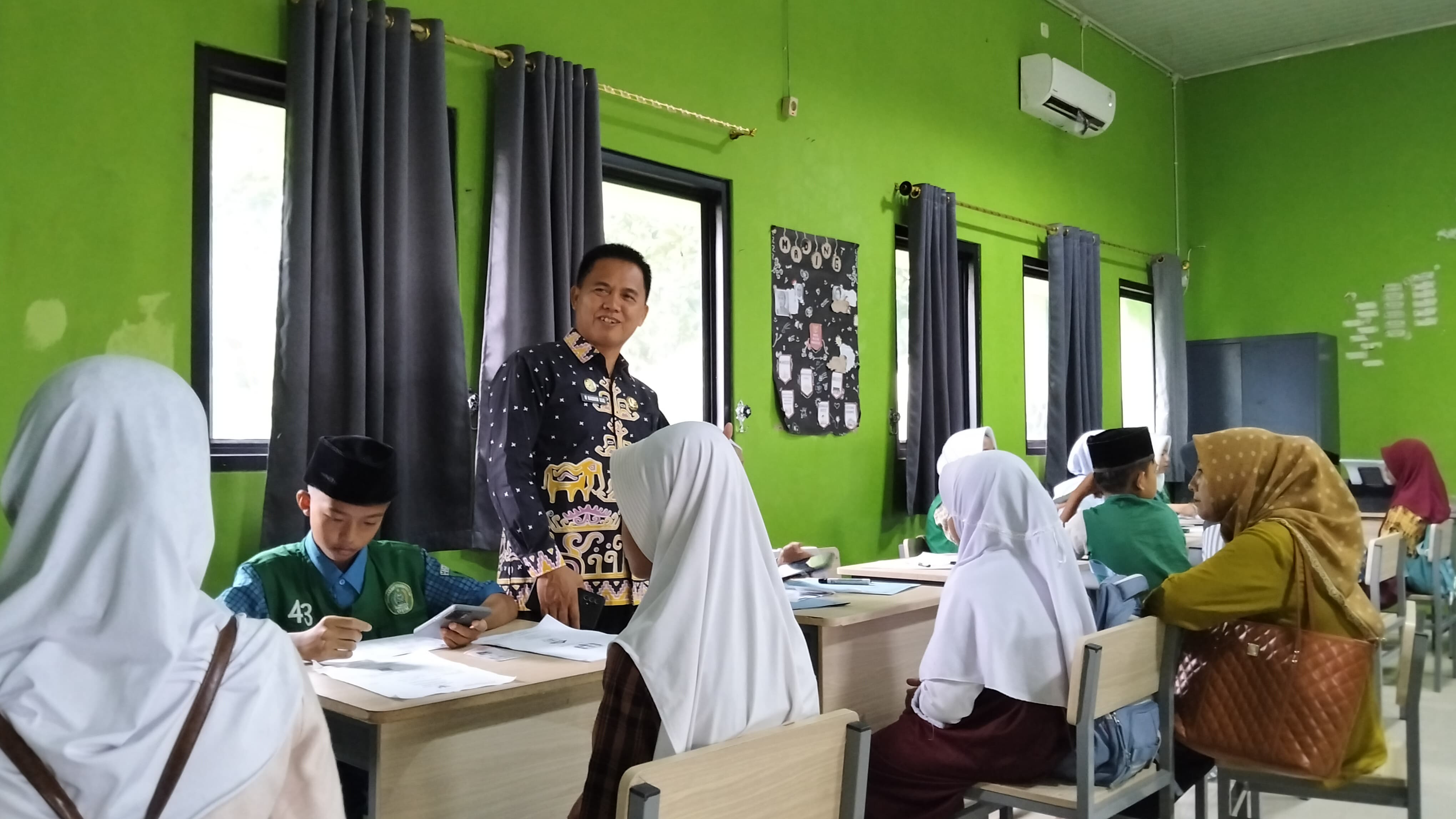 Hari Terakhir PMBM, MTsN 1 Way Kanan Pastikan Kuota Siswa Baru Telah Penuh