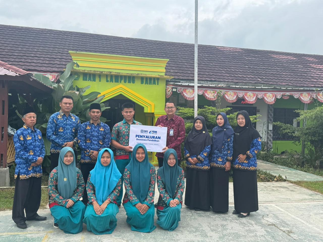 Lima Siswa MAN 1 Lampung Barat Terima Smart Scholarship Dari YBM BRILiaN