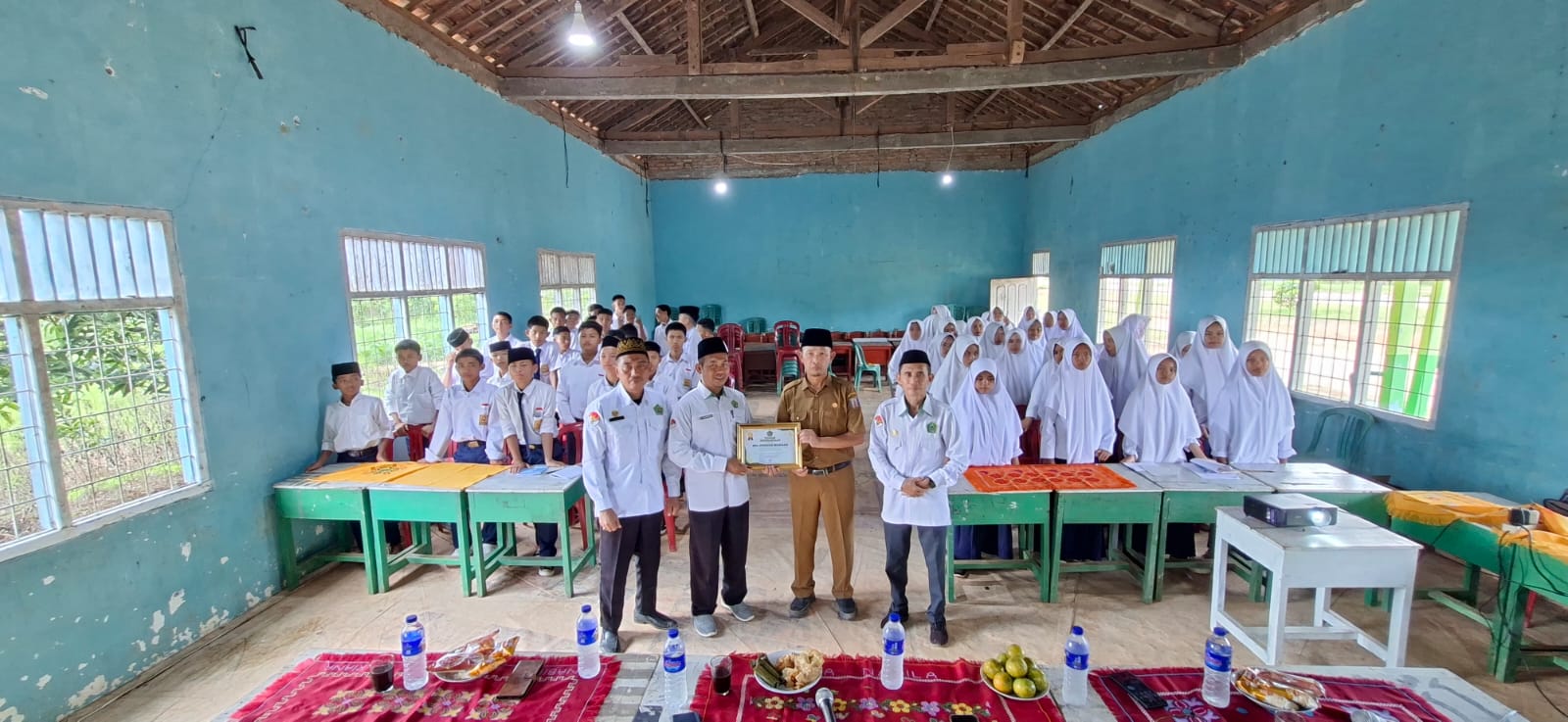 Tim BRUS KUA Negara Batin Sapa Siswa MTs Pondok Makkah Karta Jaya