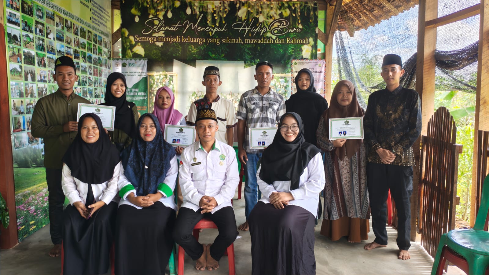 Tim KUA Negara Batin Berikan Sertifikat Bimwin Kepada 4 Catin