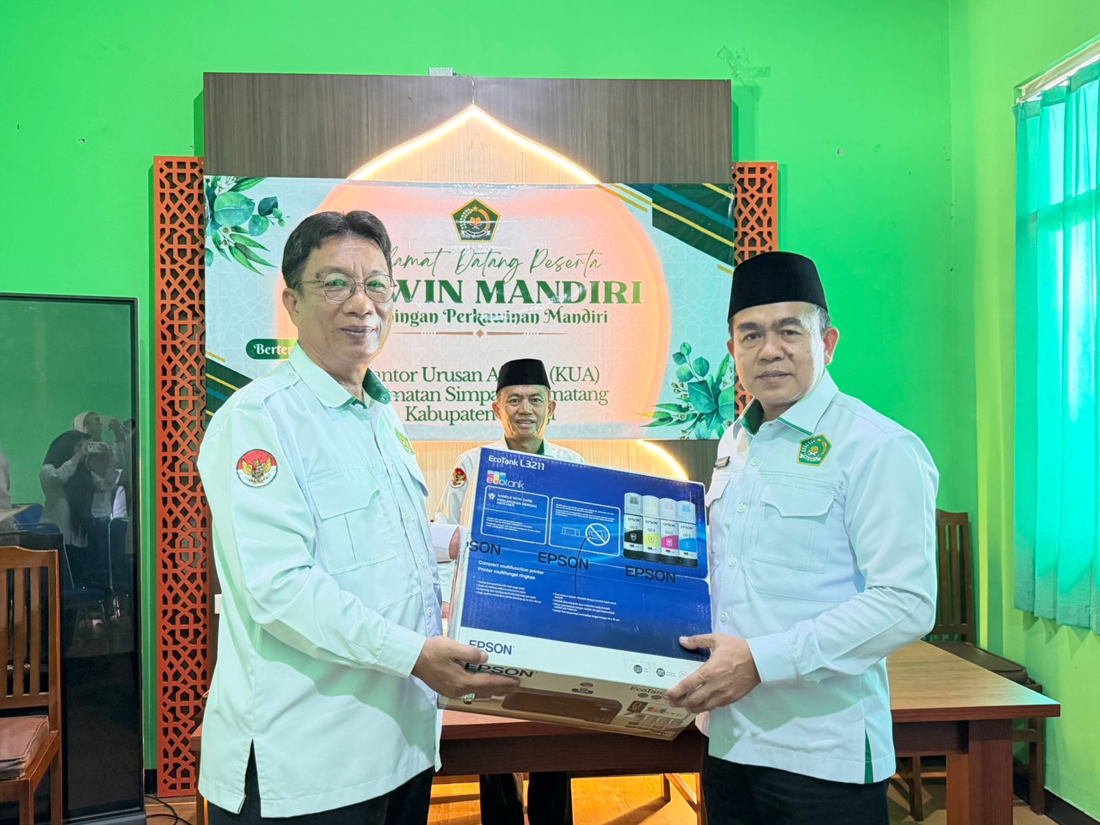 Serahkan Bantuan Printer, Kakan Kemenag Mesuji Dorong Peningkatan Layanan Digital Di KUA