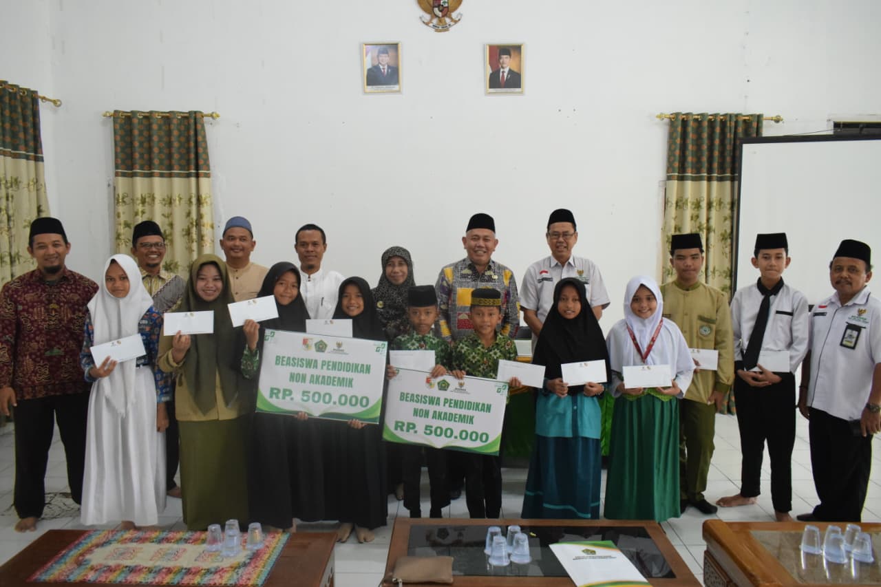Kemenag Dan BAZNAS Tubaba Salurkan Beasiswa Non Akademik Bagi Siswa Berprestasi Se-Tubaba