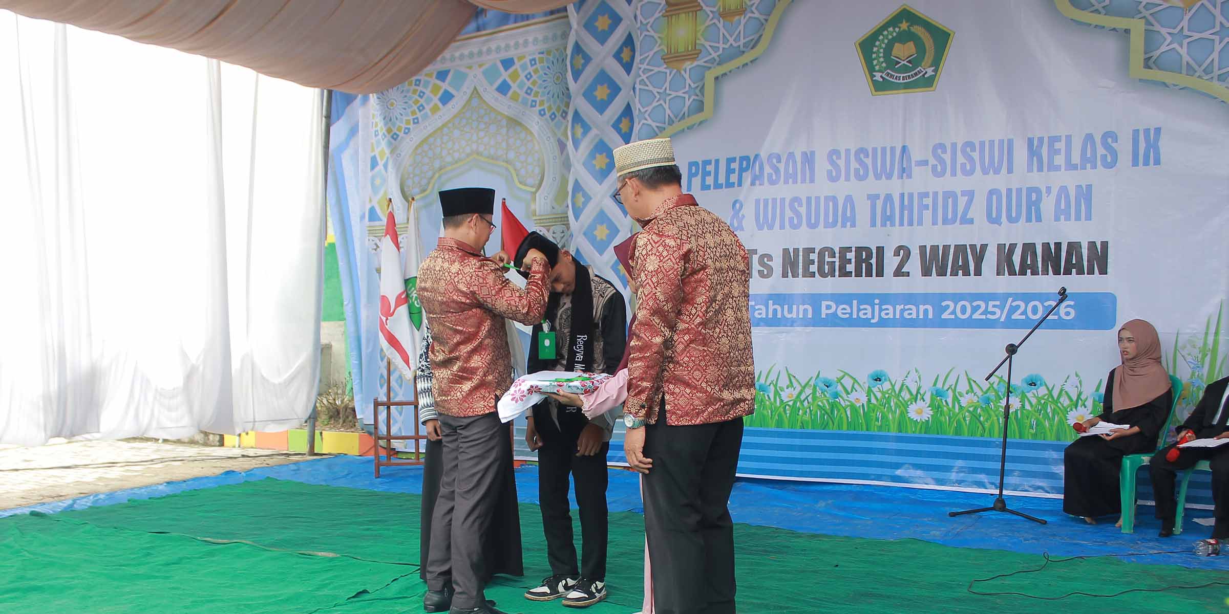 Akhir Sebuah Perjalanan, Awal Sebuah Impian: MTsN 2 Way Kanan Gelar Pelepasan Siswa