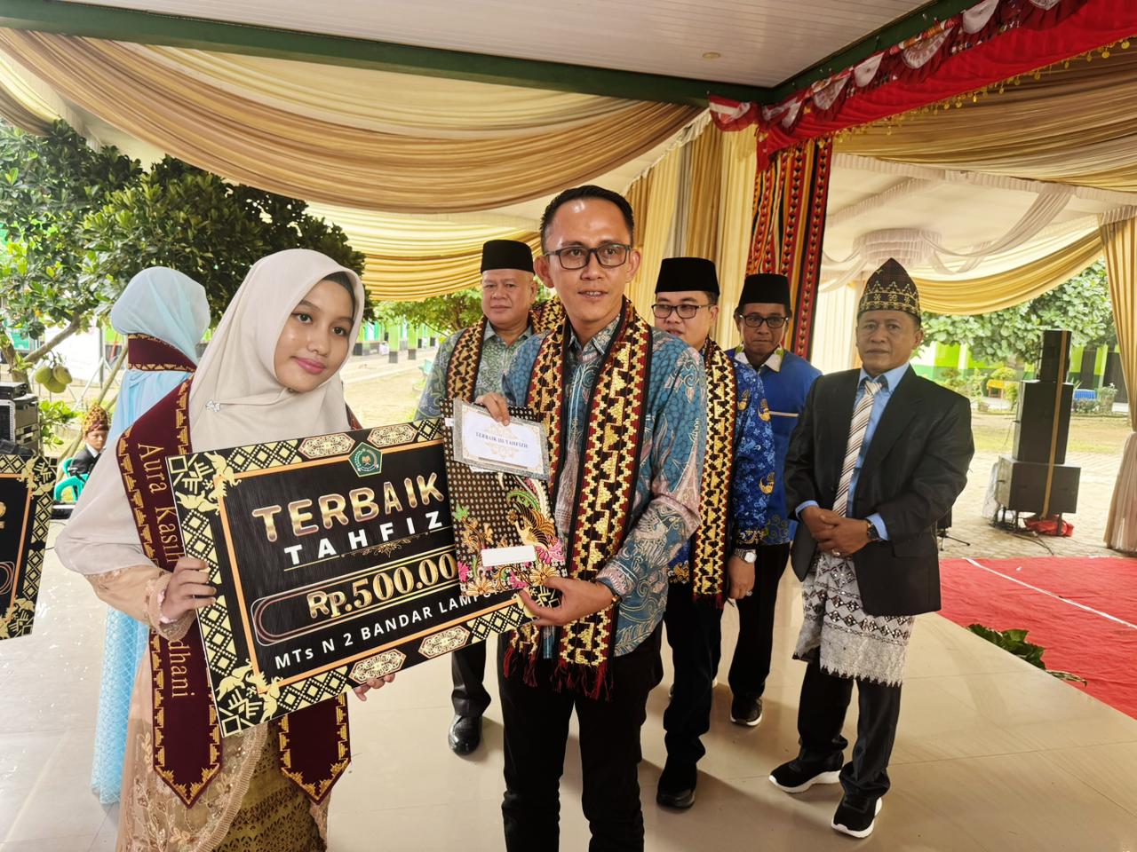 Kabid Penmad Herry Setiawan Berikan Penghargaan Khusus Untuk Tiga Tahfiz Terbaik MTsN 2 Bandar Lampung