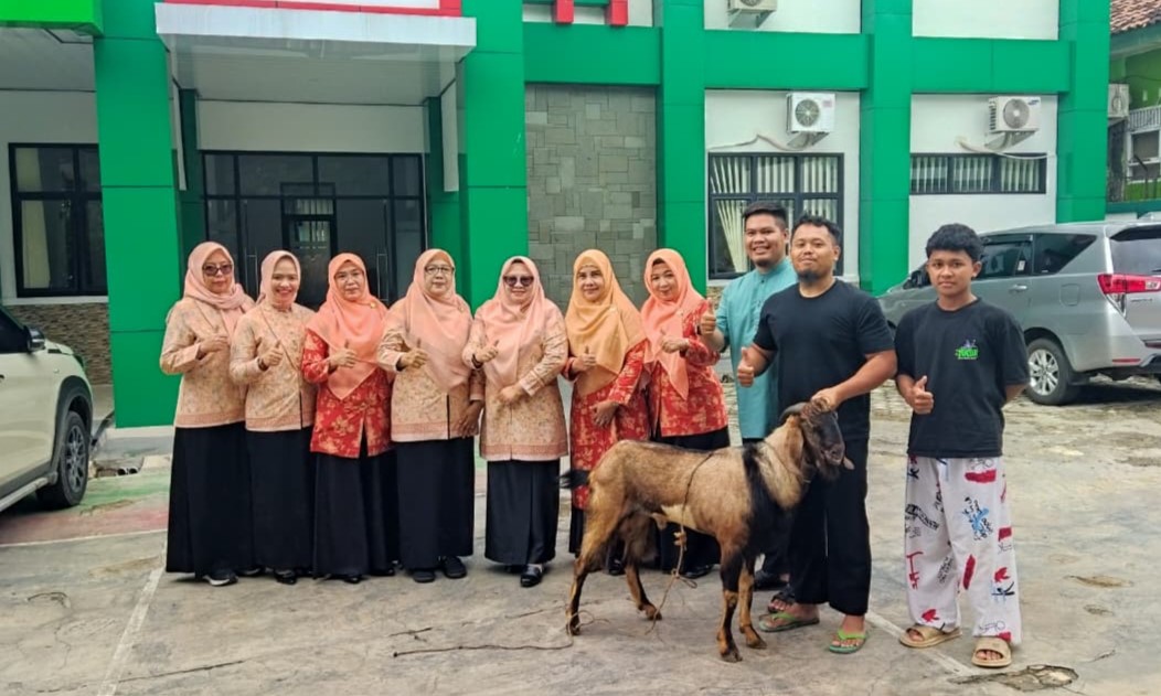 DWP Kemenag Kota Bandar Lampung Serahkan Kambing Kurban Untuk Santri Penghafal Al-Qur’an Di Ponpes Nurul Bayan