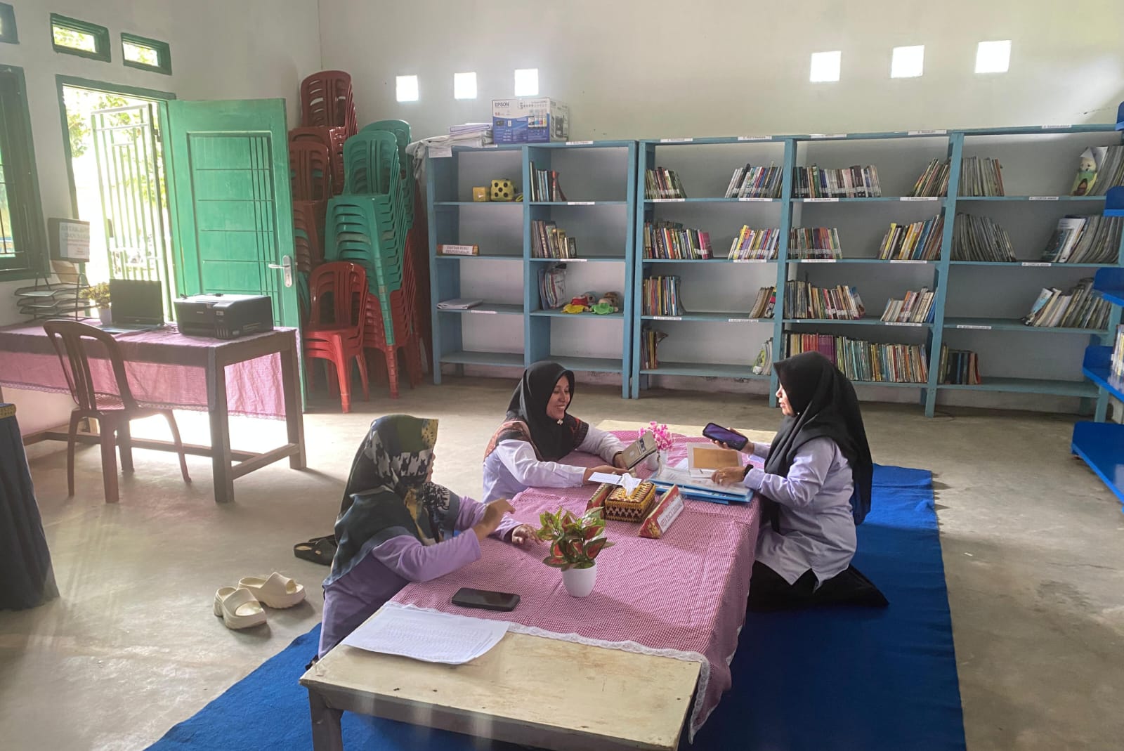 MIN 2 Way Kanan Dalami Administrasi Akreditasi Di Perpustakaan Pelita Bangsa Dono Mulyo