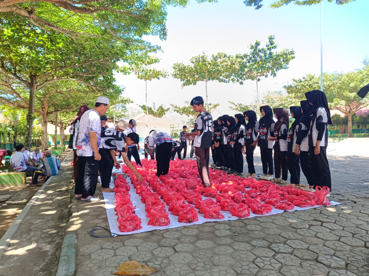 MTsN 1 Way Kanan Potong 4 Sapi, Bagikan 229 Bungkus Daging Qurban