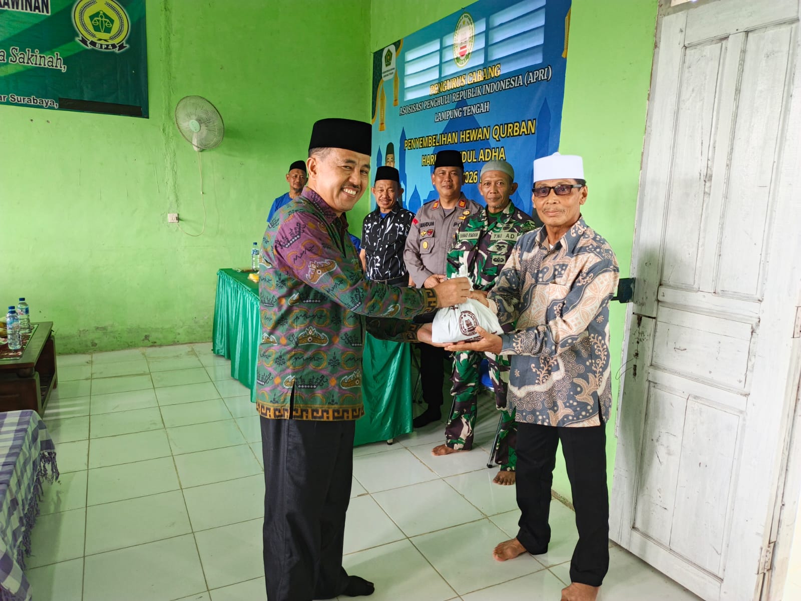 Kemenag Lampung Tengah Dorong Kepedulian Sosial, PC APRI Salurkan Daging Kurban Untuk Warga