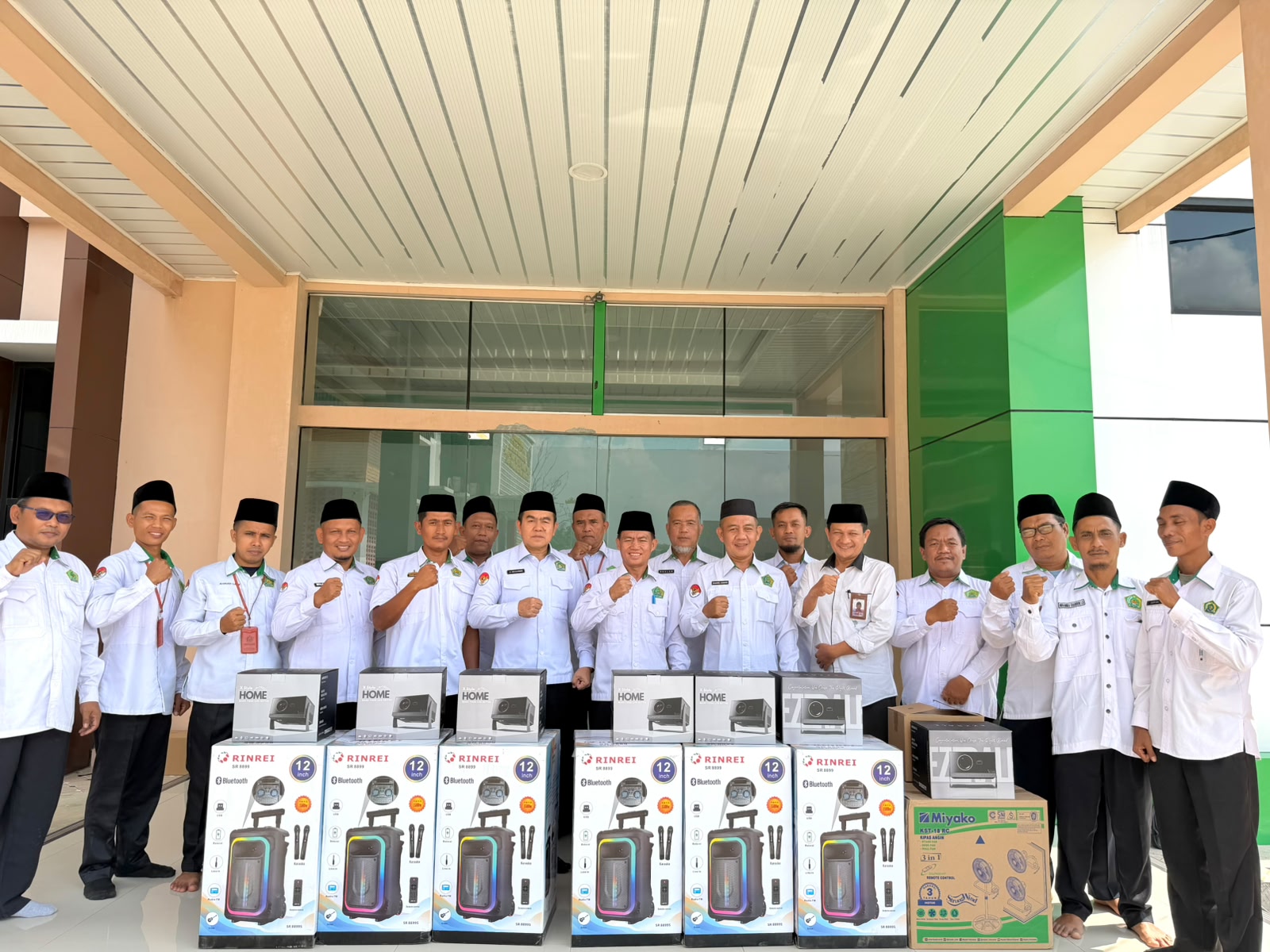 Tingkatkan Layanan Bimwin, Kemenag Mesuji Salurkan Bantuan Proyektor Dan Speaker Aktif Untuk Seluruh KUA