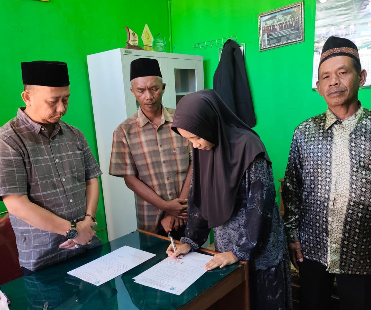 Suasana Idul Adha Meita Clorida Jalla Pelang Masuk Islam Di KUA Gunung Labuhan