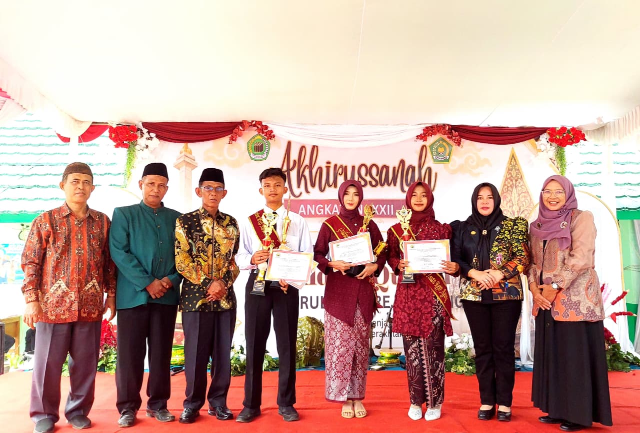 Bangga Dengan Generasi Qur’ani, Farid Wajedi Hadiri Haflah Akhirussanah MTs Nurul Iman Rejo Agung