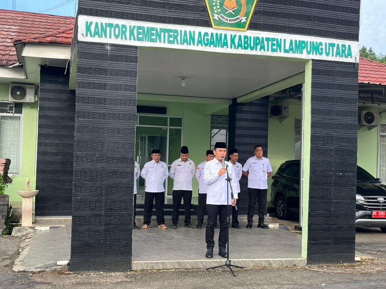 Aprizandi Tekankan Disiplin, Kebersihan, Dan Ekoteologi Dalam Apel Rutin Kemenag Lampung Utara