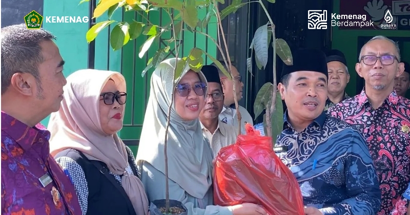 Penyerahan Bibit Pohon Warnai Launching Program KUA Melayani, Berdampak Dan Ekoteologi Di Tanjung Bintang