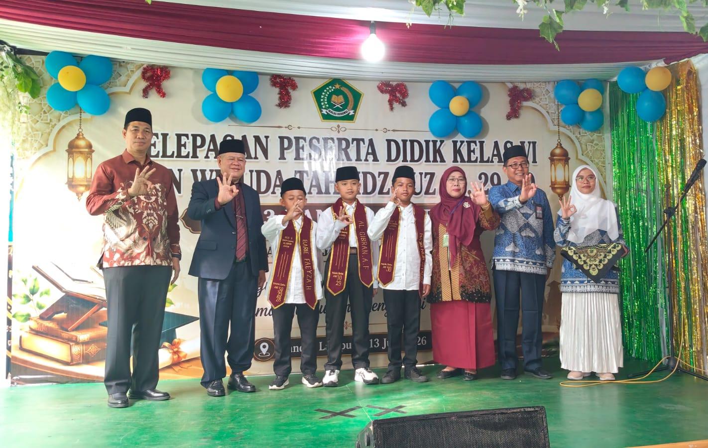 “Jangan Berhenti Belajar Setelah Lulus, Teruslah Dekat Dengan Al-Qur’an Dan Raih Prestasi Yang Lebih Tinggi”