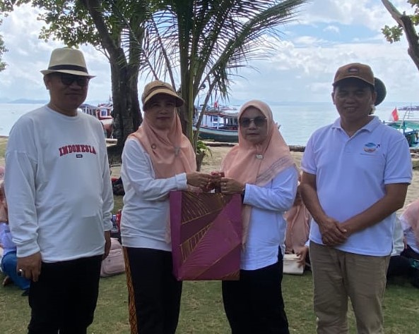 Jejak Kebersamaan Tak Terlupakan, DWP Kemenag Way Kanan Lepas Ny. Astuti Maryanti Dengan Penuh Kekeluargaan