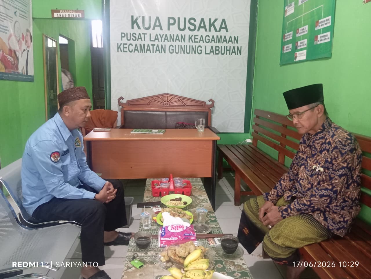 Kepala KUA Gunung Labuhan Terima Kunjungan Silaturahmi Pengasuh Ponpes Assidiqiyah 11