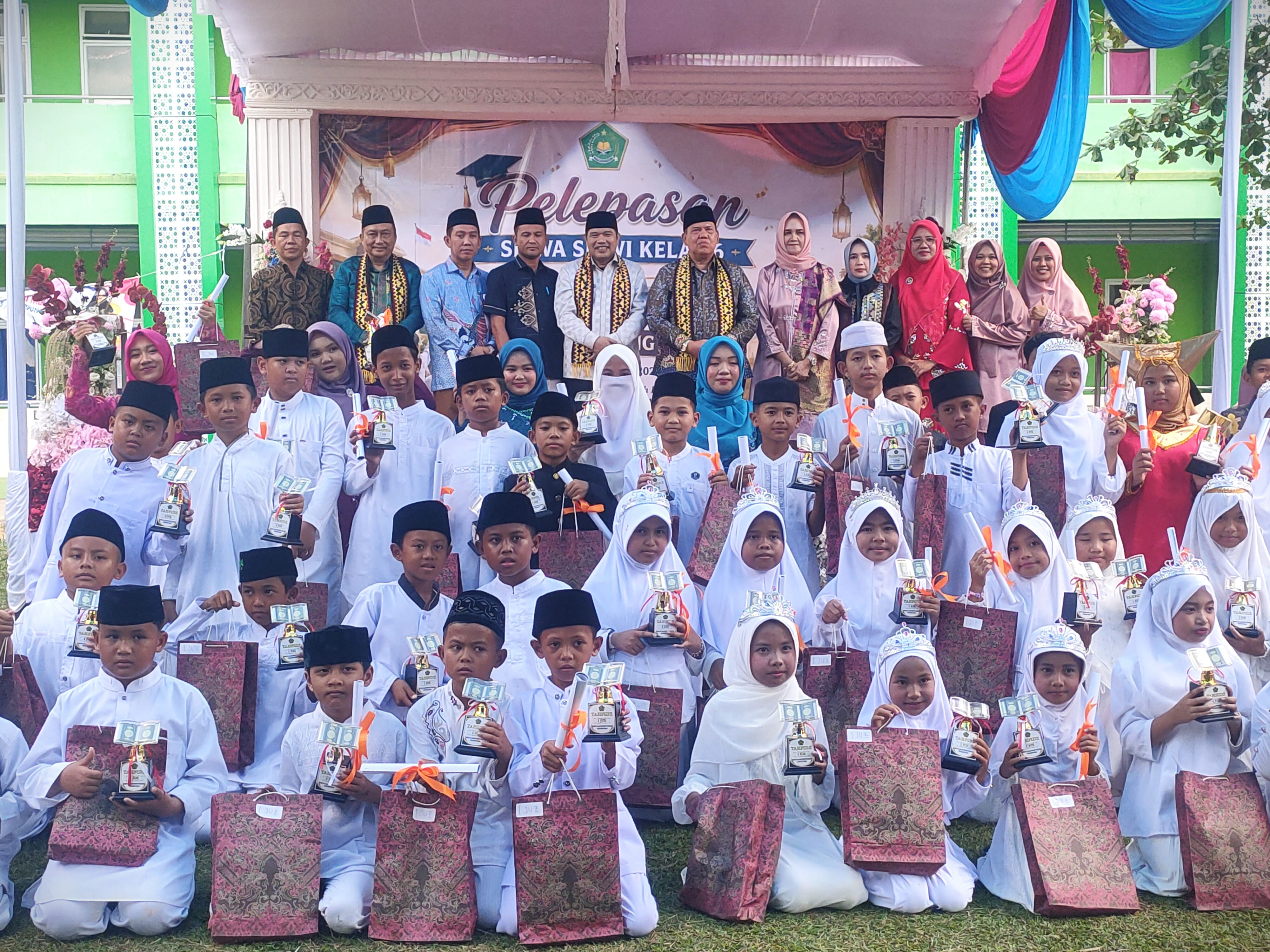 Pelepasan Siswa Dan Wisuda Tahfidz MIN 2 Lampung Timur, Bekali Generasi Berilmu Dan Berakhlak