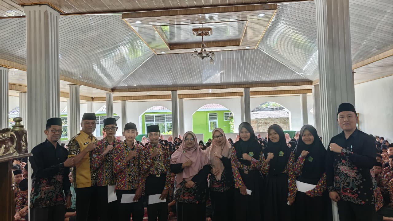 Menebar Kasih Di Awal Muharram, MTsN 1 Lampung Barat Gelar Doa Bersama Dan Santunan Lebaran Yatim