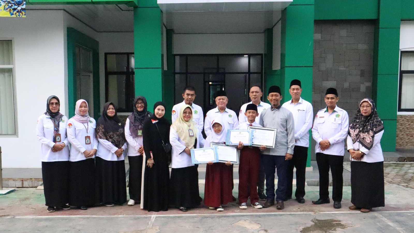 Hafal 16 Juz Di Usia Sekolah Dasar Siswa MIN 5 Bandar Lampung Terima Penghargaan Dari Kemenag