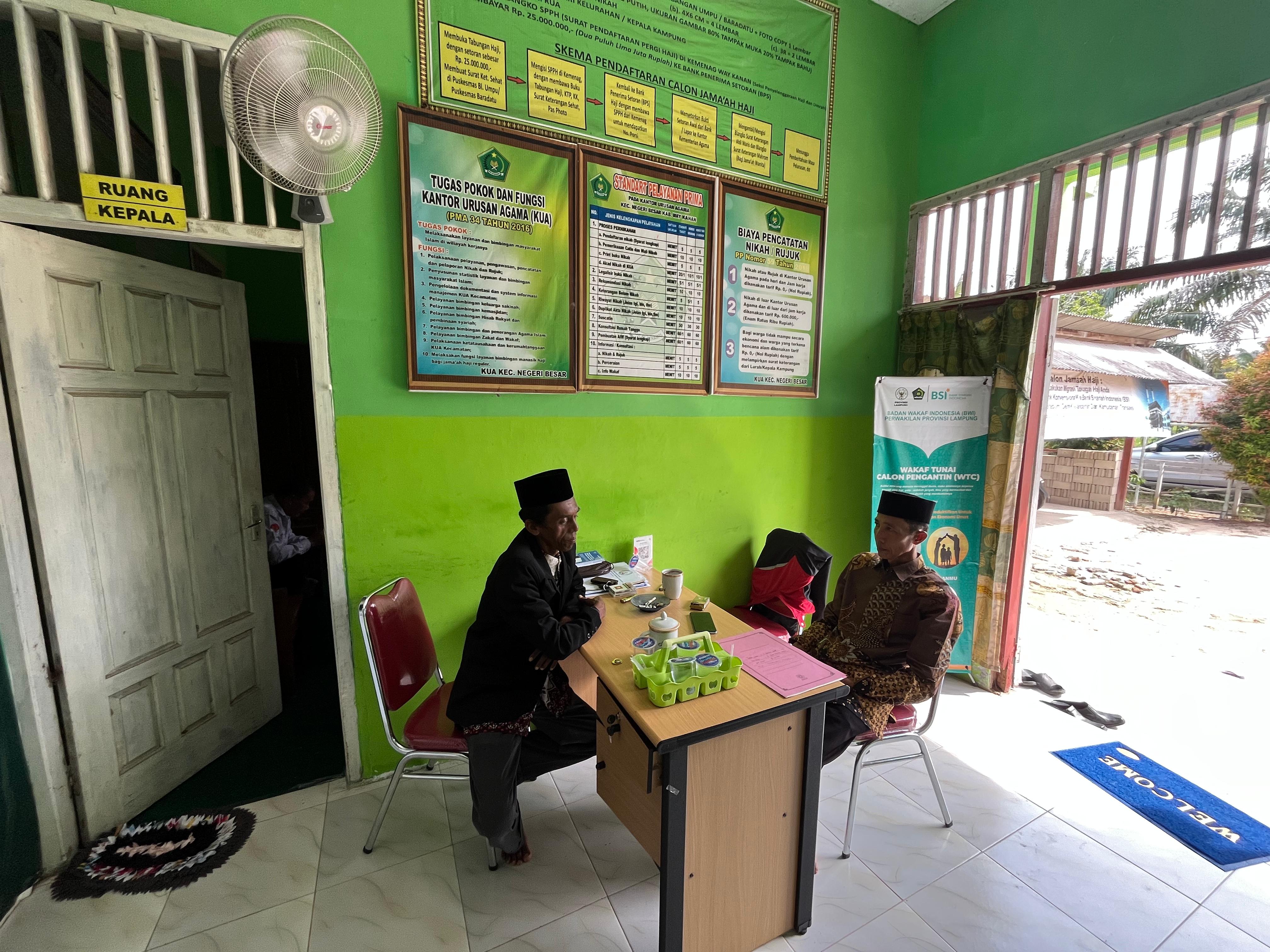 Menata Niat Menjadi Manfaat, Kepala KUA Negeri Besar Layani Konsultasi Akta Ikrar Wakaf
