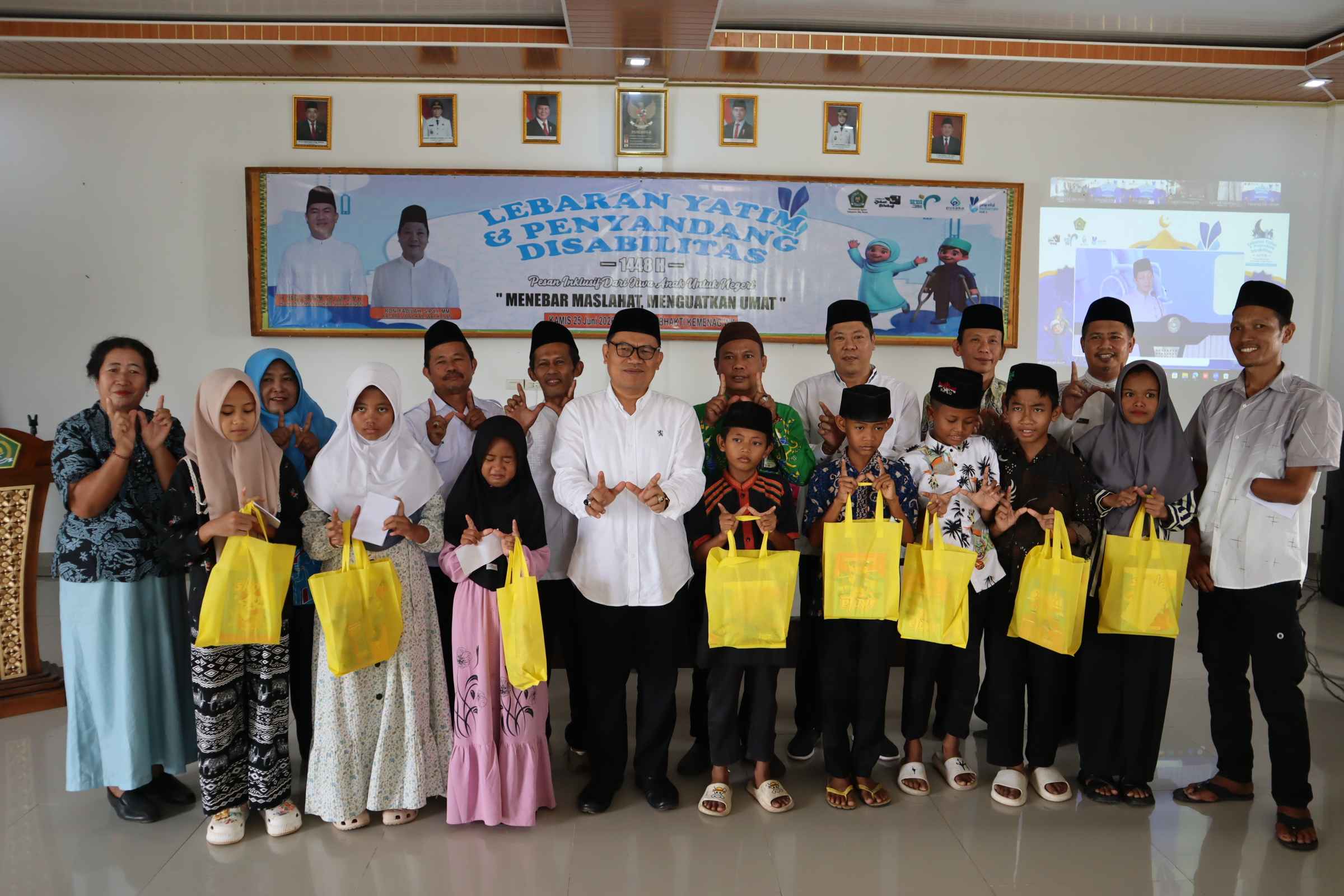Kemenag Way Kanan Salurkan 200 Paket Lebaran Yatim Dan Disabilitas 1448 H