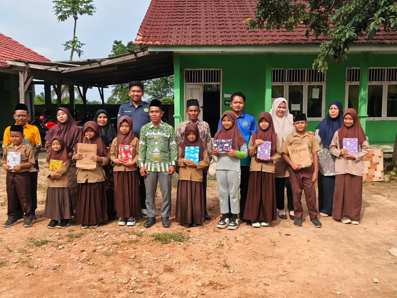 Ceria Di Akhir Semester: Pembagian Rapor Dan Apresiasi Siswa Di MIN 4 Way Kanan