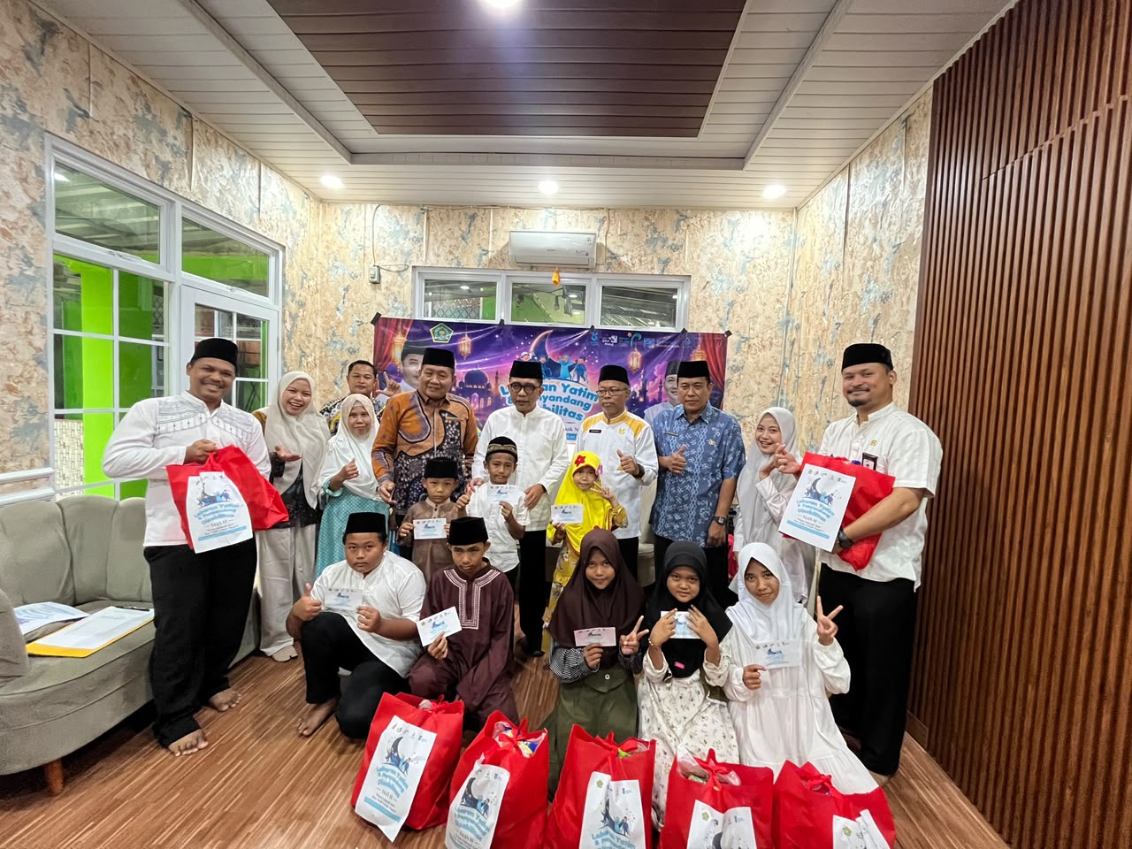 Kemenag Tanggamus Salurkan 100 Paket Bantuan Saat Lebaran Anak Yatim Dan Penyandang Disabilitas 1448 H