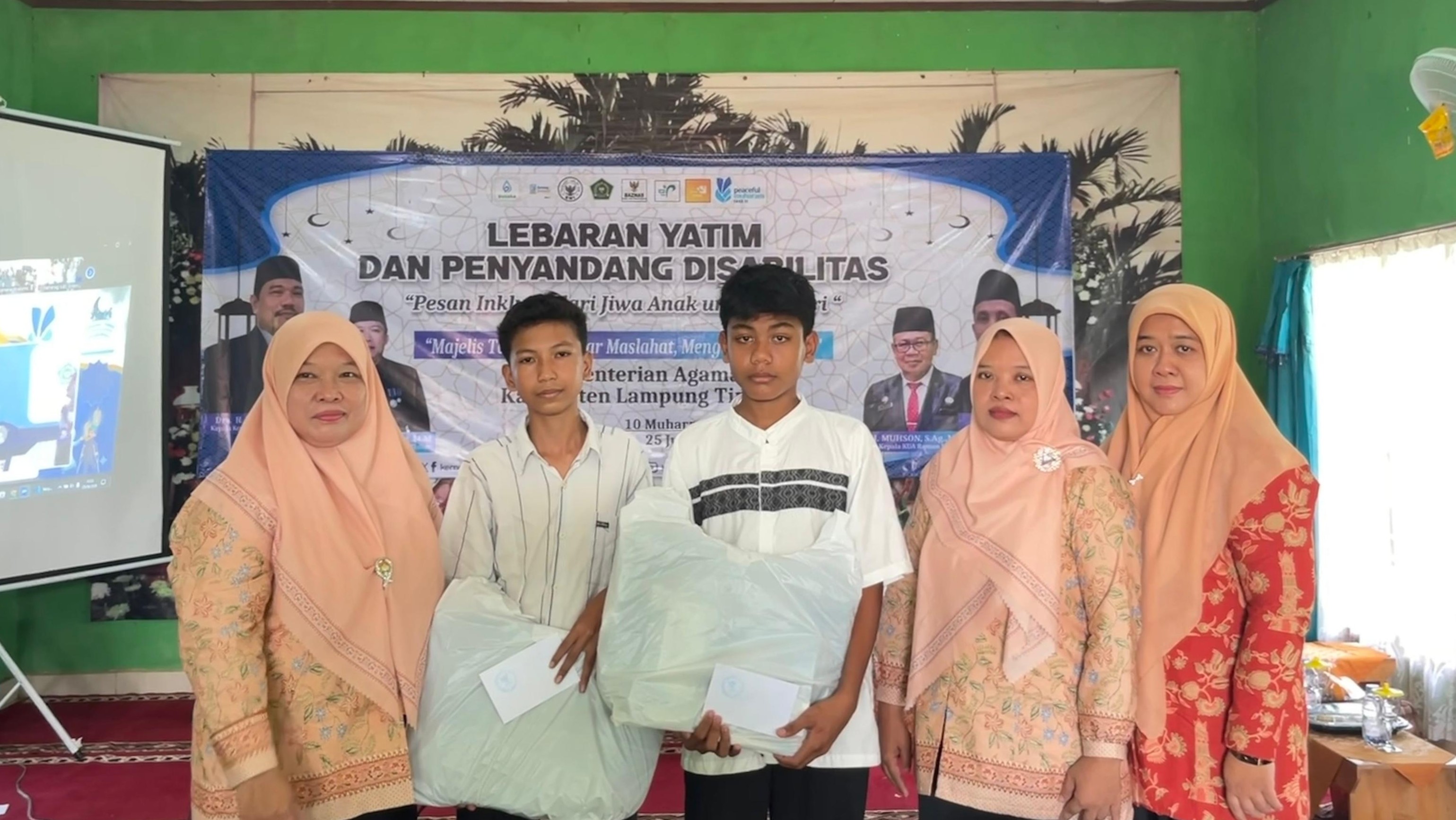 Perkuat Nilai Kepedulian, DWP Kemenag Lampung Timur Hadir Berbagi Kebahagiaan Pada Lebaran Yatim