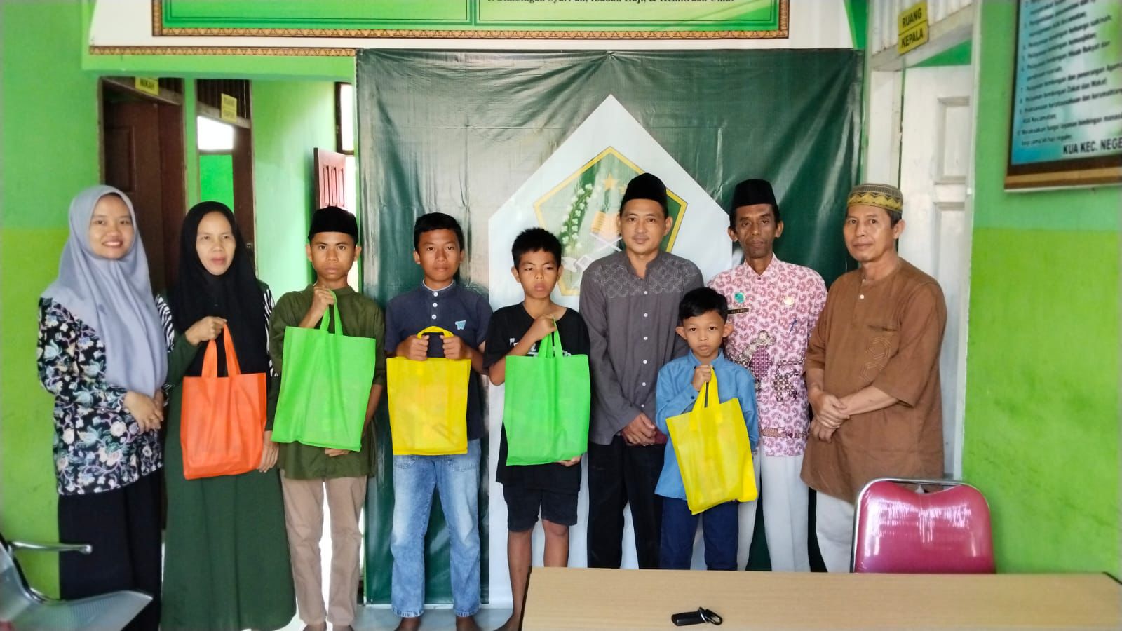 Merawat Asa, Menguatkan Sesama, Kepala KUA Negeri Besar Salurkan Paket Untuk Yatim Dan Penyandang Disabilitas