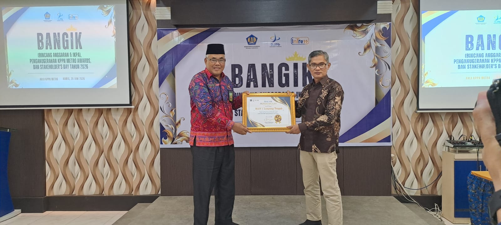 MAN 1 LAMPUNG TENGAH RAIH 2 PENGHARGAAN SEKALIGUS