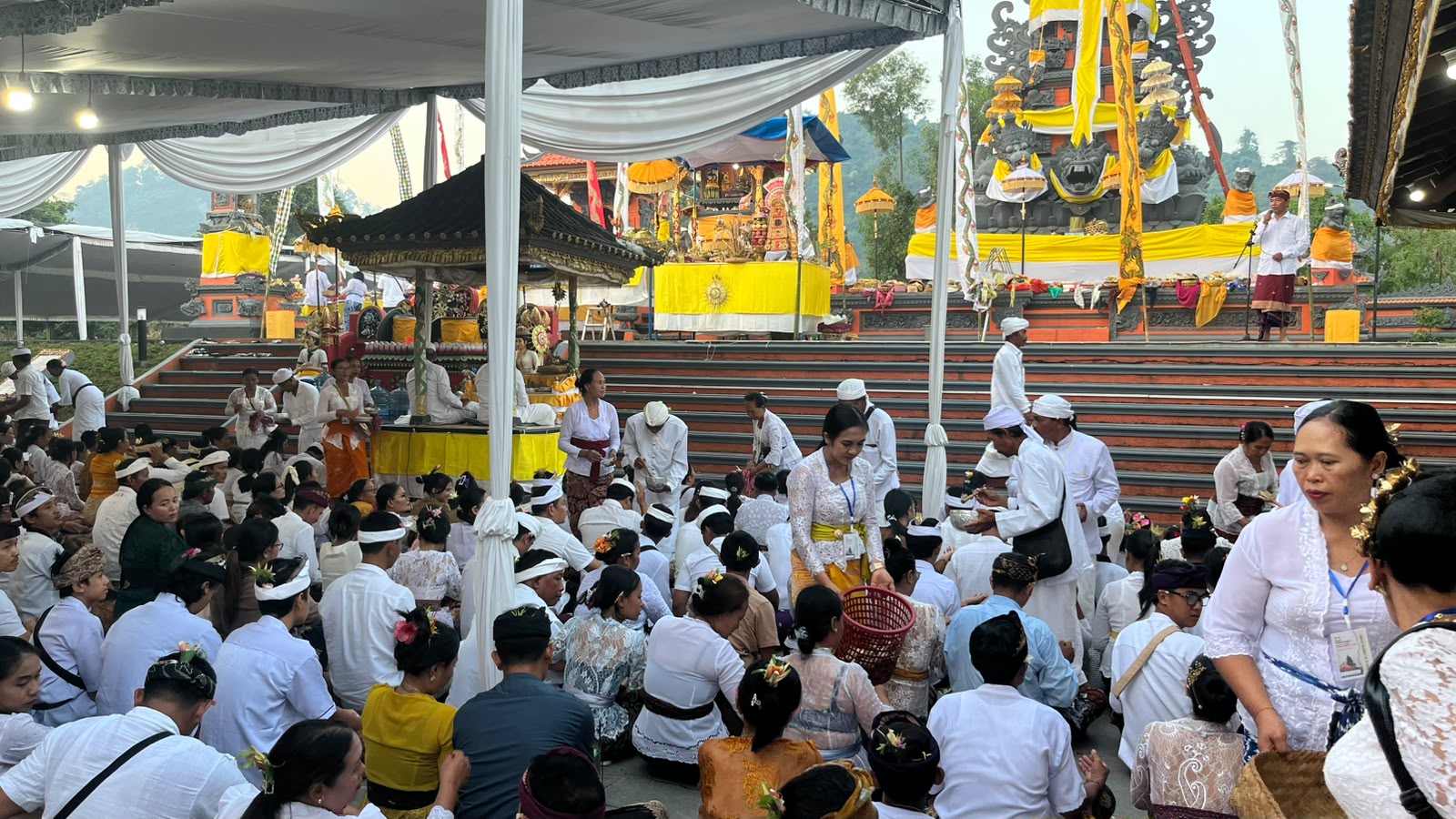 Ribuan Umat Hadiri Pujawali Ke-81, Penyuluh Hindu Lampung Tengah Serukan Implementasi Karma Phala