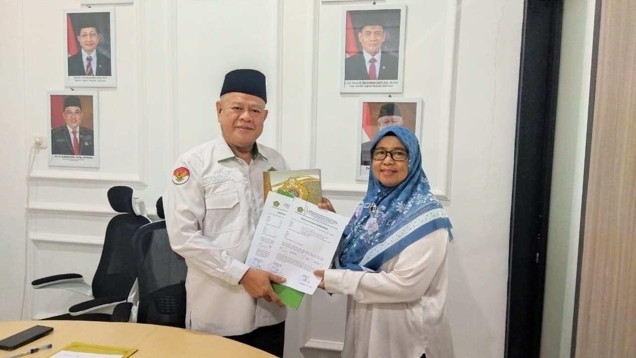 Kemenag Kota Bandar Lampung Serahkan Bantuan 20 Al-Qur'an Kepada MI Al-Munawaroh