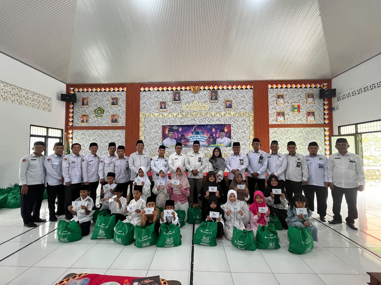 Distribusi 125 Paket Bantuan Warnai Lebaran Anak Yatim Dan Penyandang Disabilitas 1448 H Di Kemenag Tanggamus