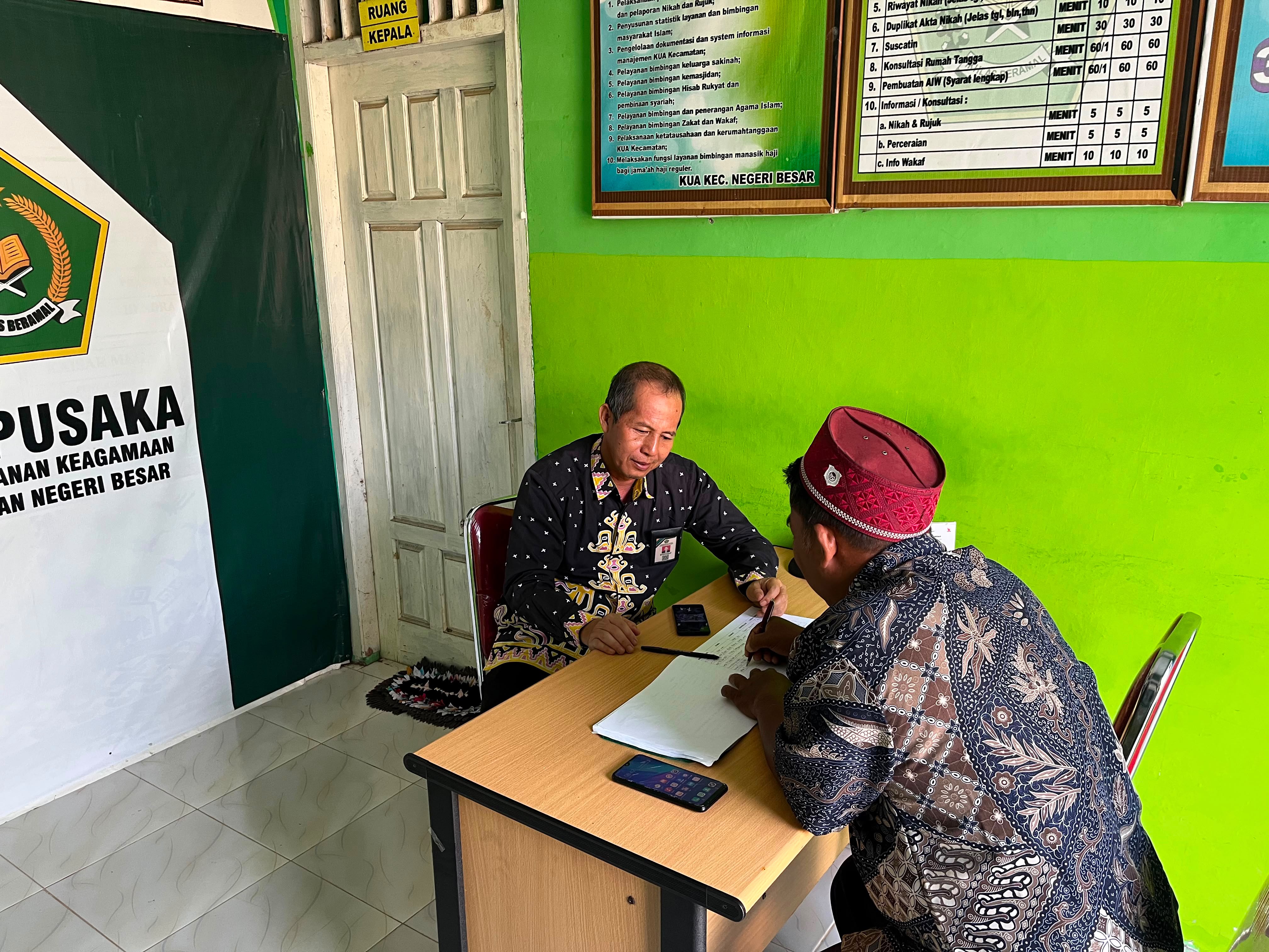 Melayani Dengan Ilmu Dan Kepedulian, Pegawai KUA Negeri Besar Berikan Konsultasi Keagamaan