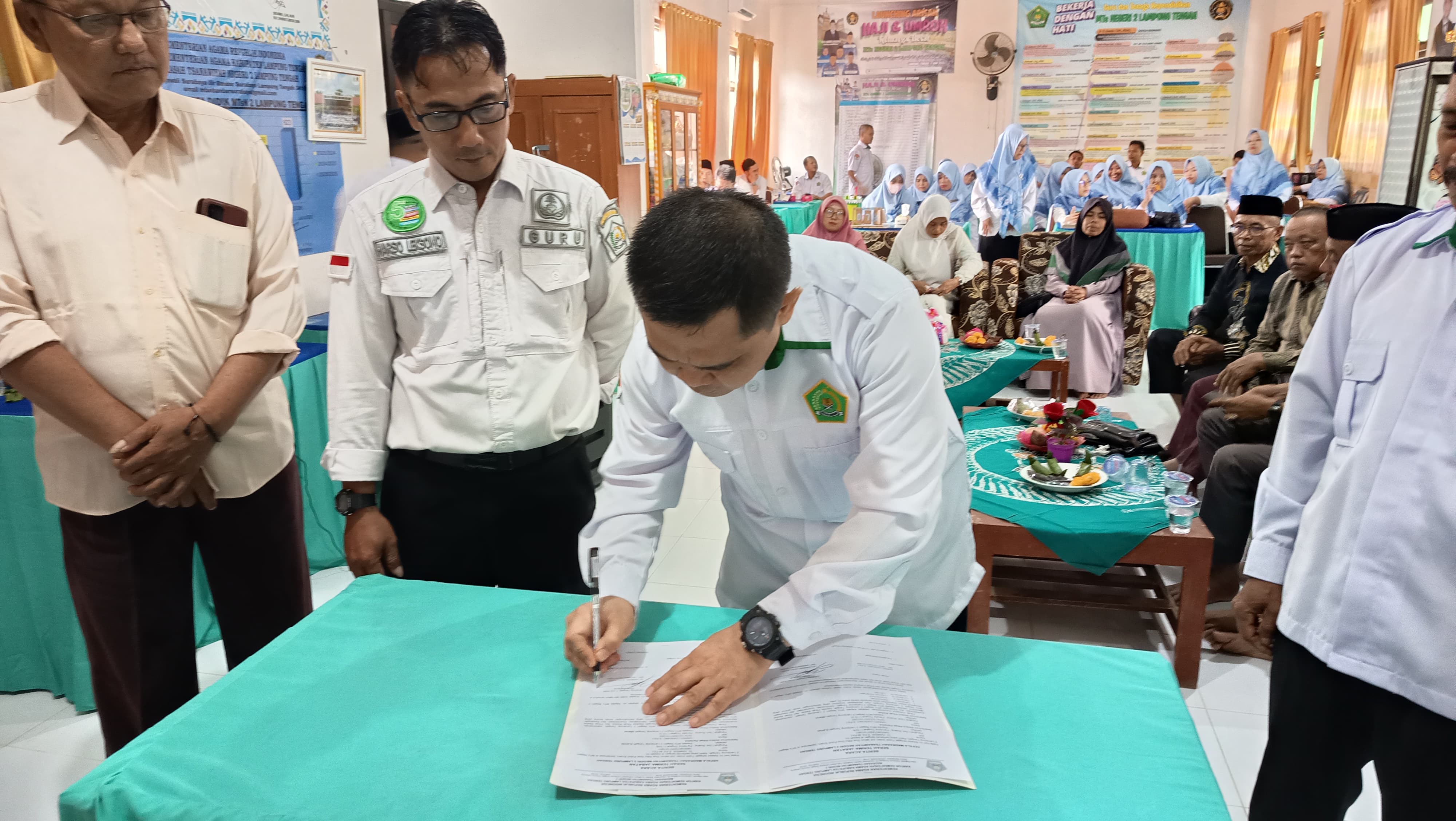 Estafet Kepemimpinan Berlanjut, MTsN 2 Lampung Tengah Gelar Pisah Sambut Dan Serah Terima Jabatan Kepala Madrasah