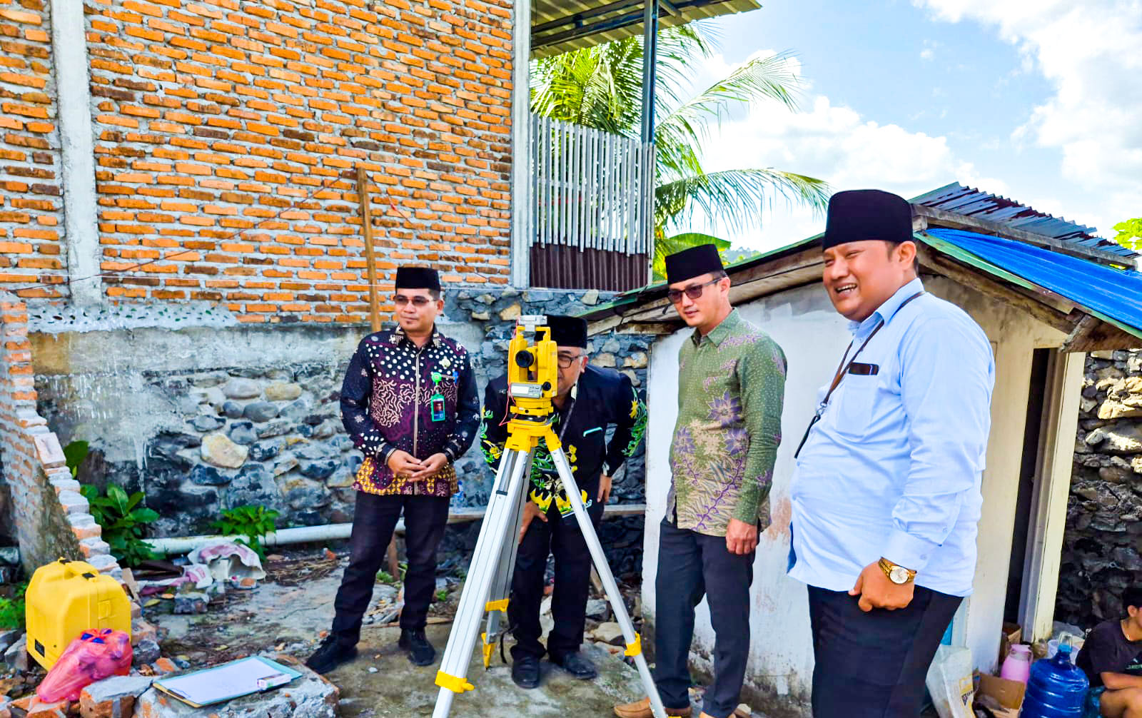 Pastikan Arah Kiblat Akurat, Kemenag Pesisir Barat Lakukan Pengukuran Di Masjid Sa'adah Way Sindi