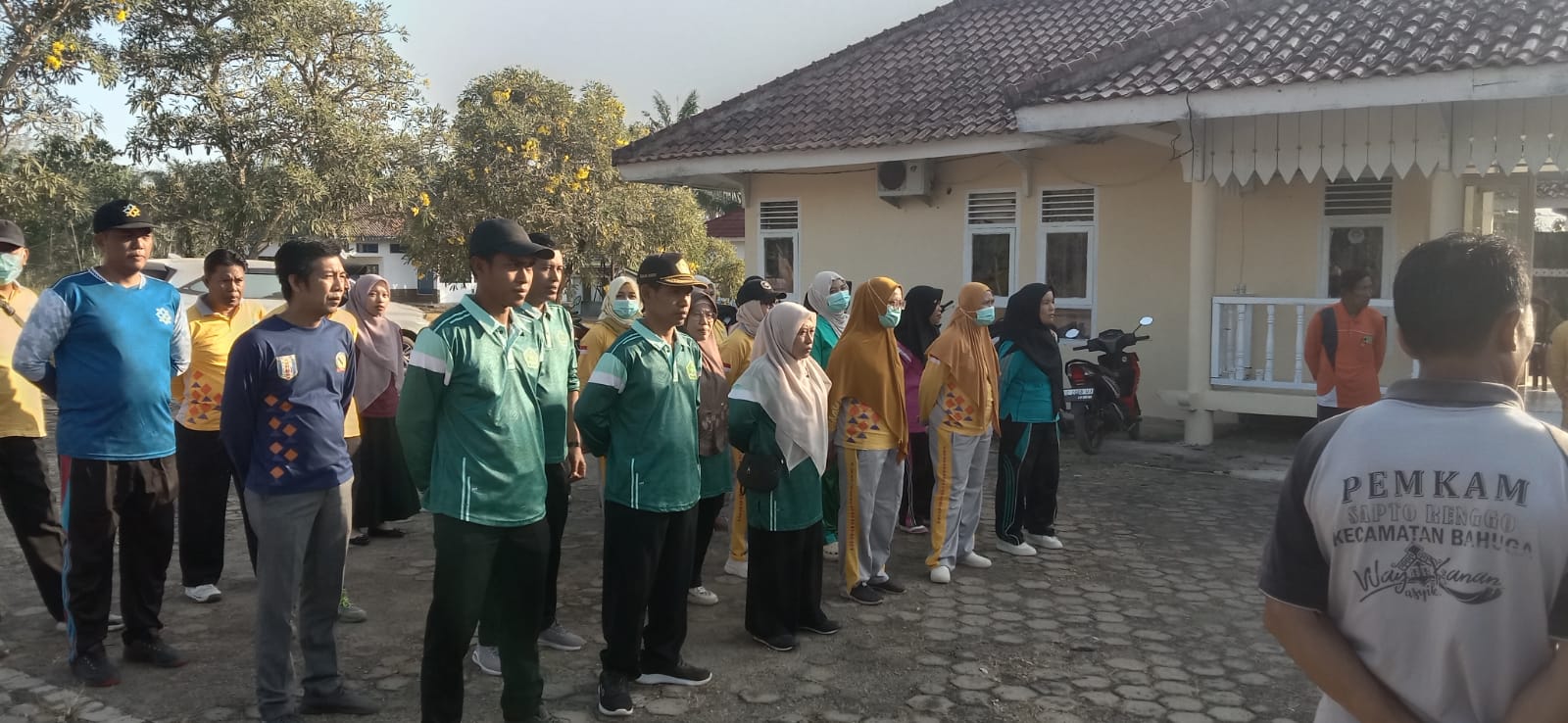 Semangat Gotong Royong Satukan Bahuga, Keluarga Besar KUA Turut Wujudkan Lingkungan Bersih Dan Asri