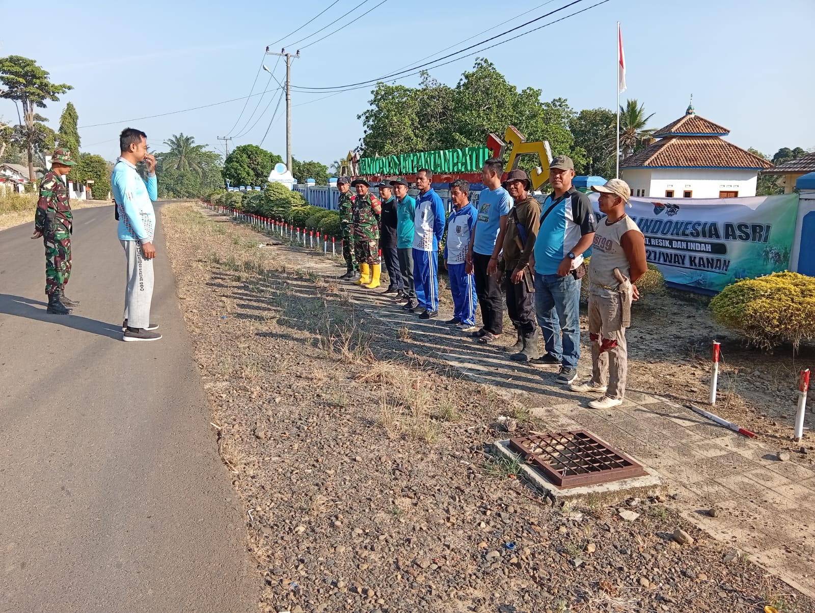 Gerakan Indonesia Asri Di Kecamatan Pakuan Ratu, Bersama TNI, Puskesmas, Dan KUA Wujudkan Lingkungan Bersih, Sehat, Dan Asri