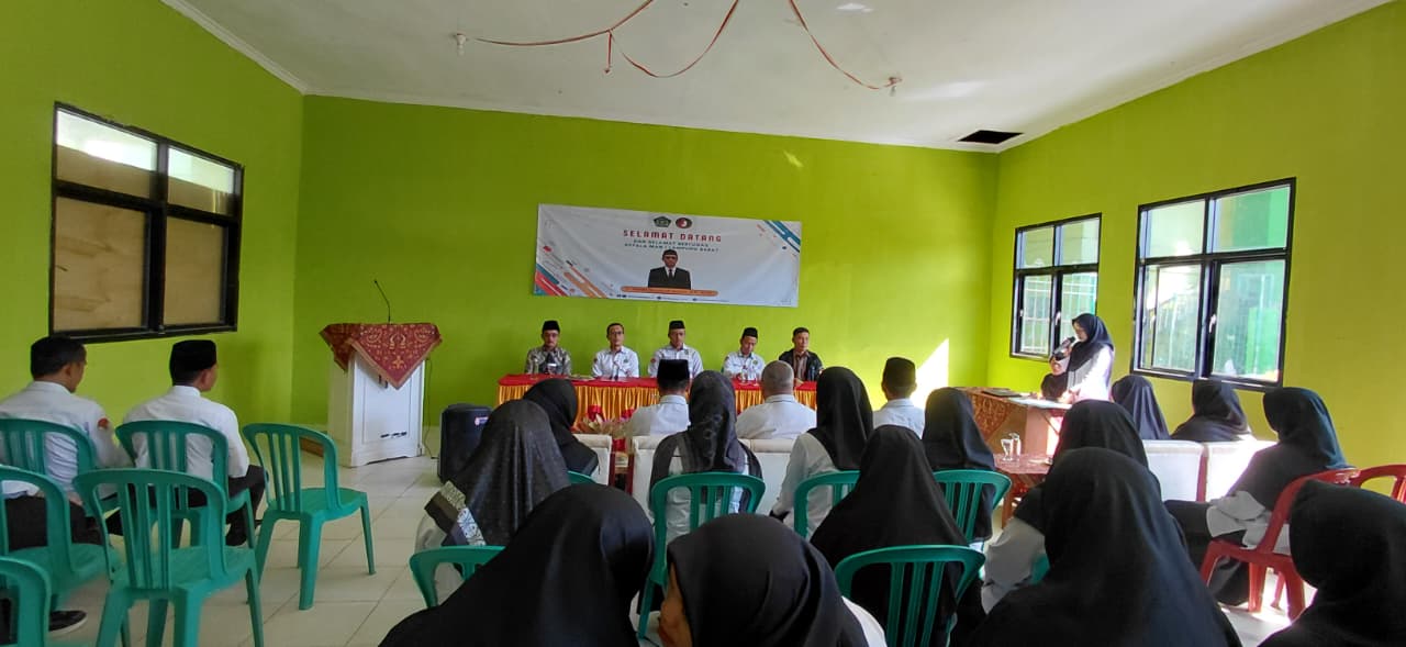 Kepala MAN 1 Lampung Barat Disambut Hangat, Kepala Kankemenag Berikan Pembinaan Kepada Dewan Guru Dan Tenaga Kependidikan